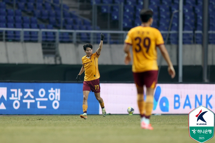 “Shpërthen” Jasir Asani, realizon 2 gola në 7 minuta në kampionatin ... Guncang Liga Korea, Asani (30) dari Albania Pamit dari Gwangju FC